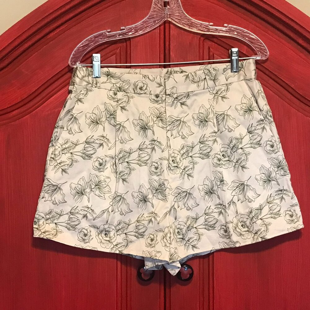 NWT Gianni Bini size 10 shorts off white green flower sketches